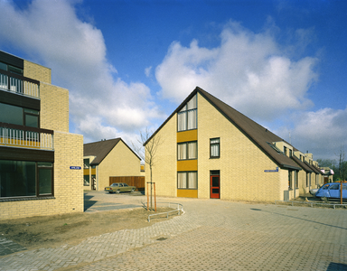 115358 Gezicht op enkele huizen op de hoek van het Ameland (links) en het Schiermonnikoog in de wijk Lunetten te Utrecht.